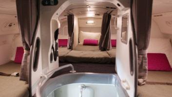 ¿Dónde duermen los azafatos durante el vuelo? Las habitaciones de los auxiliares en el avión (FOTOS)