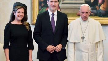 La cara con la que sale el papa en una foto junto a Trudeau genera todo tipo de comentarios