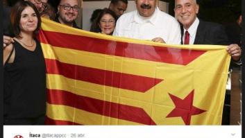 Maduro se saca una foto con una estelada, la bandera independentista catalana