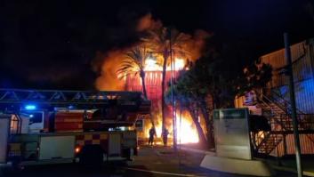 Un aparatoso incendio en el puerto de Marbella destruye 80 embarcaciones