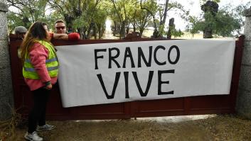 Cuatro nostálgicos y mucha prensa: así se espera en la puerta de Cuelgamuros a que salga Franco