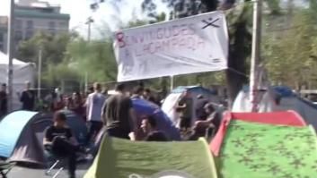Decenas de estudiantes plantan tiendas de campaña en la plaza Universitat de Barcelona