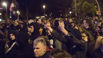 Unas 2.000 personas en Barcelona participan en una cacerolada contra la visita del rey: “Fuera el Borbón”