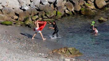 Las devastadoras fotos de migrantes llegando a nado a Ceuta