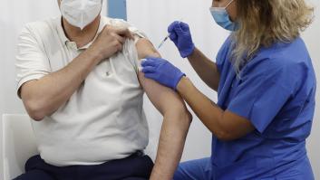 Ahora sí, el exministro Salvador Illa se vacuna