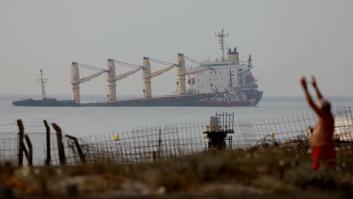 La rotura del casco del barco semihundido en Gibraltar provoca una fuga de combustible