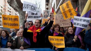 Protesta junto a los juzgados de Palma por la declaración de la infanta: "La monarquía es una porquería"