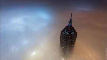 Dos jóvenes rusos escalan clandestinamente el segundo edificio más alto del mundo (VÍDEO)