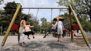 Los niños madrileños vuelven a jugar en las zonas infantiles de los parques desde este lunes