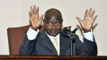 El presidente de Uganda firma la ley que condena a los gays a cadena perpetua