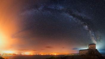 Esta impactante foto de la Vía Láctea hecha en Finisterre esconde una denuncia