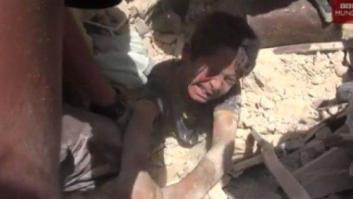 El dramático momento en que rescatan a un niño enterrado en los escombros tras un ataque aéreo en Alepo (VÍDEO)