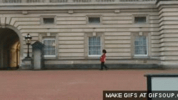 Estas piruetas de un guardia del Palacio de Buckingham pueden costarle el puesto (VÍDEO)