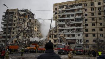Asciende a 25 el número de fallecidos tras el ataque ruso a un edificio residencial en Dnipro