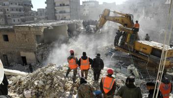 Al menos 18 muertos, entre ellos nueve niños, tras derrumbarse un edificio en Siria
