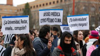 Estudiantes de la Complutense claman contra el reconocimiento "a dedazo" a Ayuso: "Fuera fascistas de la universidad"