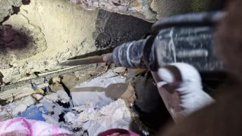 El momento en el que unos voluntarios españoles rescatan a un joven enterrado bajo los escombros