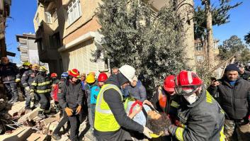 Rescatadas con vida tres personas, entre ellas un niño, tras cerca de 300 horas bajo los escombros en Turquía