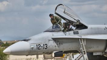 Un F-18 del Ejército rompe la barrera del sonido para interceptar un avión de pasajeros