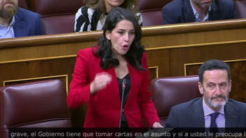 Arrimadas le dice a Sánchez que "le van a acabar dando el Goya" y su reacción es para verla