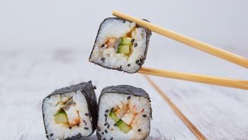 Un chef alerta: revisa si haces esto al comer sushi porque no se toma así