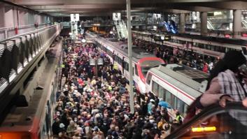 Caos en hora punta en Cercanías de Madrid: viajeros a oscuras en un túnel y serios retrasos