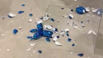 Una mujer rompe por accidente la escultura ‘Balloon Dog’ de Jeff Koons