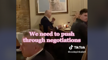 Una organización pacifista increpa a Joe Biden en un restaurante pidiendo que acabe con las guerras