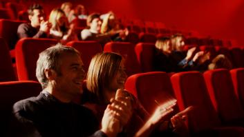 Va al cine a ver una película y lo que le ocurre con otro espectador es pura fantasía