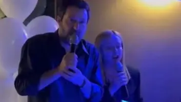 El mar arrojando cuerpos de migrantes y Meloni y Salvini, cantando sobre ahogados en un karaoke