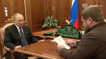 Esta escena de Putin da la vuelta al mundo: ojo a sus manos y ojo a lo que hace su interlocutor