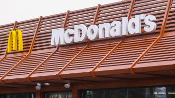 Prueba la hamburguesa de croqueta que vende el McDonald's en Holanda y su conclusión es rotunda