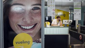 Cataluña multa con 30.000 euros a Vueling por exigir tacones y maquillaje a sus azafatas