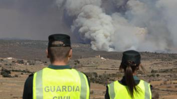 Personal de emergencias trabaja para tratar de extinguir un incendio forestal en Viveiro (Lugo)