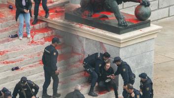 Detenidos ocho activistas climáticos tras teñir de rojo la fachada y un león del Congreso
