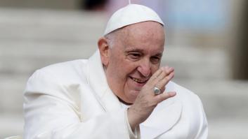 El papa sufre una bronquitis pero "mejora notablemente" y podría recibir el alta "en unos días"