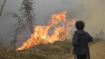 Asturias se quema: más de un centenar de fuegos en un día ponen al límite el Principado