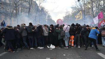 Al menos 20 detenidos en París en nuevas protestas contra la reforma de las pensiones de Macron