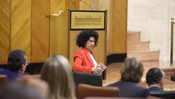 Una diputada de Adelante Andalucía echa arena en el escaño de Juanma Moreno en el debate sobre Doñana