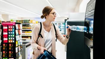 Estos supermercados te pagan por llevar botellas de plástico para reciclar