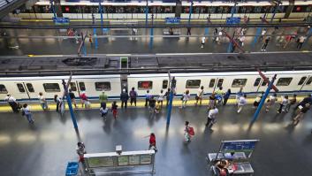 Imagina estar esperando a que llegue tu tren en el Metro de Madrid y que ocurra esto: la gente alucina