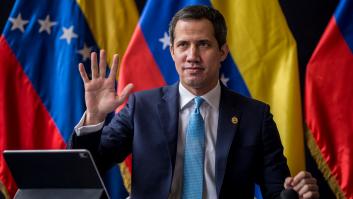 El opositor venezolano Juan Guaidó llega por sorpresa a pie a Colombia