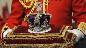 Dos coronas, tres espadas y hasta espuelas: los objetos y símbolos de la coronación de Carlos III