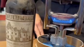 Así te sirven en un restaurante una botella de vino de 1.700 euros