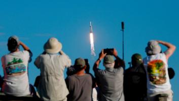 SpaceX lanza su súper cohete con un satélite del tamaño de un autobús
