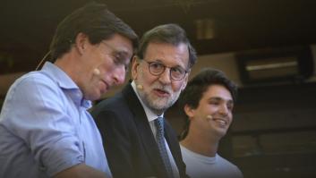Rajoy, de 'tardeo' con Almeida, rememora su metedura de pata más recordada