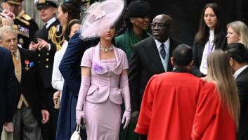 El comentado momento de Katy Perry buscando su sitio en la coronación de Carlos III