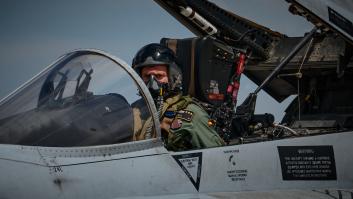 La curiosa razón por la que un piloto de F-18 debe despegar enseñando una mano