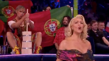 Una mujer batiendo leche desconcierta en Eurovisión: tiene explicación