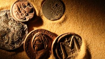 Descubren monedas romanas en un monte de Segovia y son pillados por la policía